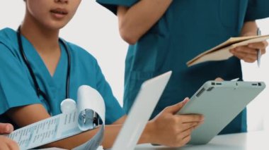 Hastane masasında birlikte çalışan ve tıbbi tedavi ya da sağlık hizmeti planlayan profesyonel bir grup. Takım çalışması başarılı hastalıklara ve hastalıklara yol açar. Ağır çekim. Katı.