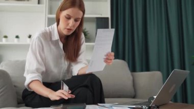 Kadın internet pazarından gelen borç yığınını modern yaşam tarzı olarak hesaplıyor ve prim siber güvenlik yazılımı tarafından korunan cüzdandan çevrimiçi ödeme için kredi kartı kullanıyor