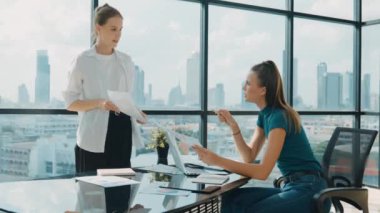 Yönetici müdürü dikkatle dinlerken akıllı iş kadını projeye başlıyor. Profesyonel iş ekibi birlikte çalışıyor, iş fikrini paylaşıyor, tartışıyor, düşünüyor. İzleme