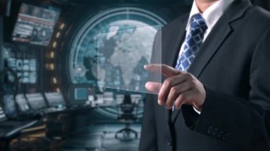 İş adamı, tahminsel büyük veri modellerinden gerçek zamanlı analizlere uzanan eğilimleri ve görüşleri ortaya çıkarmak için veri analizlerini derinlemesine inceleyerek, veri güdümlü kararların analitik endüstrileri UUID 'ye nasıl yönlendireceğini öğrenir