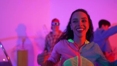 Çeşitli arkadaşlarla sokak dansı pratiği yapan profesyonel break dansçı. Çok kültürlü mutlu insanlar modern dans ederken şık giysiler giyer veya hippi tarzı dans ederler. Neon ışığı. Mutluluk.