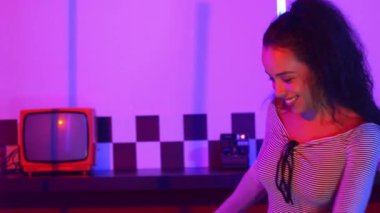 Stüdyoda mor ışıkla sokak dansı yapan İspanyol sokak dansçılarına yakın çekim. Profesyonel sanatçı şık kumaşla enerjik bir hareket sergiler. Çılgın, komik. Yarı vücut. Mutluluk.