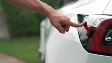 Elle şarj EV şarj prizi tutucusu elektrikli arabaya bağlanıyor, EV araba aküsünü temiz çevre için sıfır CO2 emisyonu ile alternatif ve sürdürülebilir enerjiyle şarj ediyor. Titiz