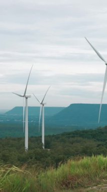 Rüzgarı yenilenebilir enerji kaynağı olarak kullanmanın yenilikçi yolu yeşil tarla veya tepedeki rüzgar türbini çiftliği ile modern yaşam biçimine güç sağlamaktır. Yel değirmeni jeneratörü karbondioksit salınımı olmadan elektrik üretir.