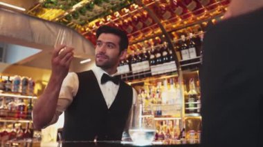 Lüks barlarda içki hazırlayan akıllı barmenlere odaklanırken aynı zamanda canlı ışıklandırma atmosfer şişesi ve bar arka planındaki VIP müşterilerle canlı sohbetler. Vinosity.