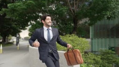 Keyifle dans eden yetenekli beyaz iş adamı soğukkanlılığını koru ve şehir merkezinde yürümeye devam et. Profesyonel menajer terfi ile ilgili iyi haberleri kutlamak için dans ediyor. Sevinçli..