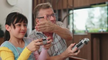 Büyükbaba ve torun birlikte konsol oyunu, eğlence medyası oynuyorlar. Eski kullanım teknolojisi yeni nesil ile iletişim kurar. Nesiller arası uçurum aile bağını güçlendirir. Uyumsuzluk.