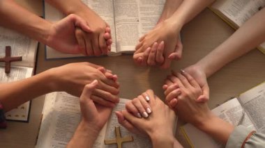 Hristiyan katolik takipçilerle dinsel bağlılık ve maneviyat duygusu doludur. Ağır çekimde Hıristiyan insanlar birlikte dua ederken el ele tutuşup grup duası yapıyorlar. Filizlenen