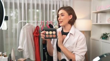 Kadın Etkilenen Vlog video görüntülerini canlı yayınlıyor Makyaj primi sosyal medya veya blog. Kozmetik stüdyosu ışıklandırmalı mutlu genç kız çevrimiçi pazarlama oturumu yayını için..