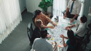 Proje planıyla masaya otururken bir grup farklı takım planlama stratejisi. Zeki iş adamlarının beyin fırtınası ve ev yapımı için birlikte çalıştıklarının en üst düzey görüntüsü. Hizalama.