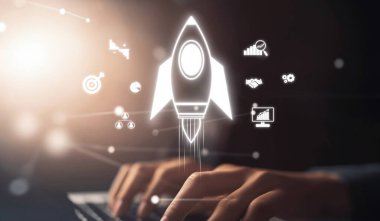 Roket, strateji, analiz, takım çalışması ve başarı simgeleriyle çevrili iş büyümesini ve girişimi başlatmasını temsil ediyor. EIDE