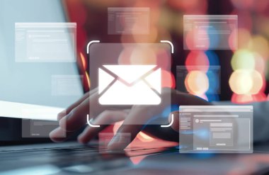 İş adamı e-posta kutusunu kontrol ediyor, daha iyi verimlilik için mesajları düzenliyor ve önceliklerini belirliyor. Etkili iletişim için akıllı e-posta teknikleri öğren. EIDE