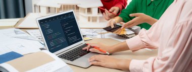 Uygulama ve program kodlaması için bilgisayar ekranında yazılım geliştirme programlama