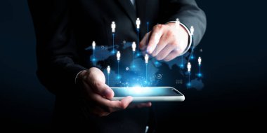 İş adamı ağ kurar, değerli bağlantılar kurar. Profesyonel ağı ve fırsatları genişletmek için etkili insanlar ağ stratejileri geliştiriyor.