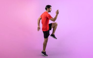 Vücut uzunluğunun tamamı atletik ve sportif genç erkek fitness 'in izole edilmiş arka planda kardiyo egzersizi duruşunu gösteriyor. Sağlıklı aktif ve vücut bakımı yaşam tarzı.