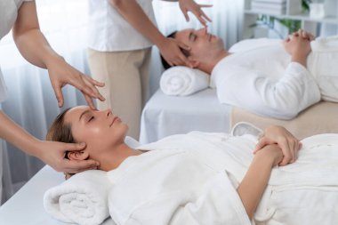 Kafkasyalı çift stres önleyici kafa masajının keyfini çıkarıyor ve lüks otellerde ya da otel spa salonlarında gündüz kaplıcalarında yüz güzelliği eğlencelerini şımartıyor. Sessiz.