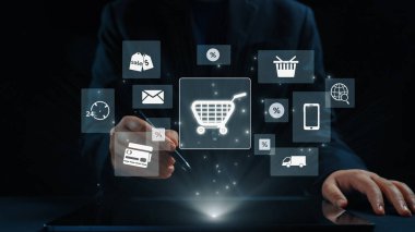 İş adamı çok kanallı stratejileri entegre ediyor, çevrimiçi alışveriş ve pazarlama erişimini artırıyor. Birbirine bağlı marka deneyimleri yaratmak için çok kanallı pazarlamanın gücünü keşfedin. Kullanıcı Kimliği