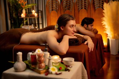 Lüks spa salonunda sıcak mum ışığı olan bir yerde deri dökülmesi tedavisi gören çift. Sağlık Spa vücut fırçasında tuz temizleme güzellik tedavisi. Sessiz.