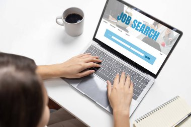 Çalışanların işe alım İnternet ağındaki iş fırsatlarını arayabilmeleri için internet sitesinde arama çalışmaları