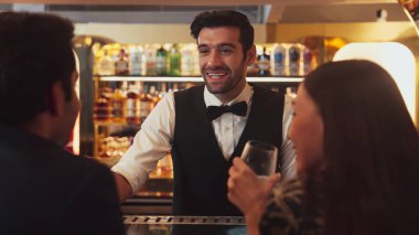 Lüks barlarda cin kokteyli ya da tonik servisi yapan zeki barmenlere odaklanmak, sıcak gece kulübünün arka planında VIP müşteri çiftiyle canlı sohbetler yapmak. Vinosity.