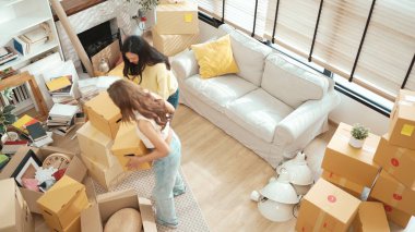 Kutu taşıyan bir çift kadın taşınma gününde yeni eve geliyor. Güzel bir kız ve arkadaşın birlikte konuşurken ve eve taşınırken elinde karton kutuyla yürüdüğü en iyi manzara. Myrmidon.