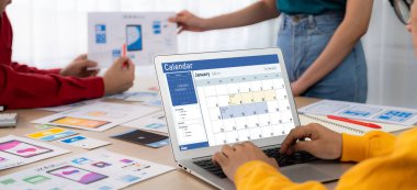 Kişisel organizatör ve çevrimiçi iş canlıları için program planlaması için bilgisayar yazılım uygulaması takvimi