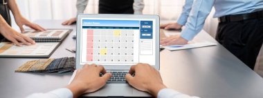 Masadaki bir grup iç mimar takımı dizüstü bilgisayarında mimari yazılım bulunan çeşitli ruh hali tahtası örneklerini seçiyor. Modern yenileme ve iç malzeme seçimi konsepti. İçgörü