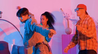 Break dansçı takımının modern stüdyoda pembe ışıkla dans etmesini kapatın. Çok kültürlü insanlar moda kıyafetleri giyerek hip hop müziğine geçiyorlar. Çılgın, komik bir ruh hali. Mutluluk.