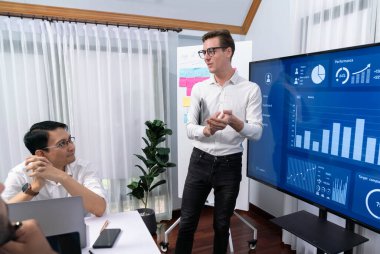 Ofiste sunum ya da analist ekibiyle toplantı odasında mali verileri analiz etmek için BI Fintech 'i kullanmak. İş adamları stratejik planlama için TV ekranında BI gösterge panelini inceliyor.