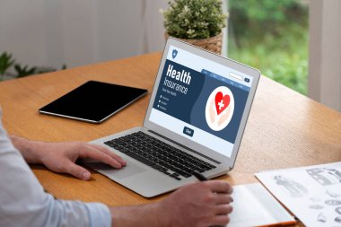 Kolay form doldurma için sağlık sigortası web sitesi canlı kayıt sistemi