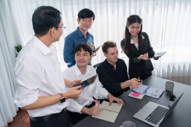 Bir grup farklı ofis çalışanı şirket ofis odasında stratejik iş pazarlama planlamasında birlikte çalışıyor. İş yeri konseptinde pozitif takım çalışması. Tedbirli