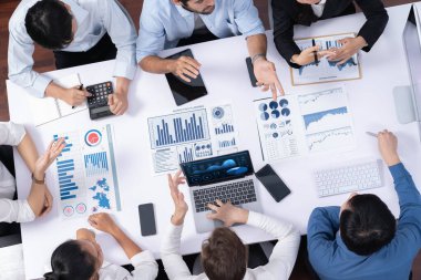Üst düzey analist ekibi toplantı odasındaki mali verileri analiz etmek için BI Fintech 'i kullanıyor. İş anlayışı ve stratejik pazarlama planlaması için kağıt üzerinde analitik BI gösterge paneli. Tedbirli