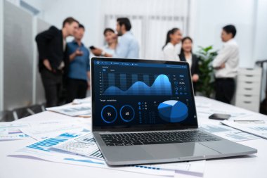 BI Fintech 'in analitik veri tabanı bilgisayarında bulanık arkaplandaki finansal verileri analiz etmek için görüntülenmiş iş adamlarının iş planlamasında içgörü gücü analizi.