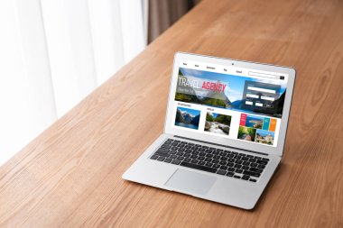Model arama ve seyahat planlama için internet sitesi uçuş, otel ve tur rezervasyonları için anlaşma ve paket sunuyor