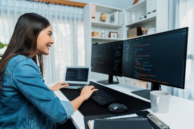 İnternet sitesi uygulamasının kodlama verileriyle birlikte online bilgi yazarak kot gömlek giyen genç Asyalı geliştirici. Güvenlik analizi ile çevrili iki ekran. Taktik.