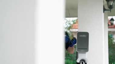 Nitelikli teknisyenler ev EV şarj istasyonu kurarak elektrikli araçların şarj platformu için bakım hizmeti sağlıyorlar. Konut kullanımı için EV araba teknolojisi. Titiz