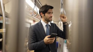 Trende ya da metroda telefonla konuşan yetenekli bir iş adamı. Tren istasyonunda cep telefonuyla oynarken etrafı gezen profesyonel proje yöneticisi. Sevinçli..