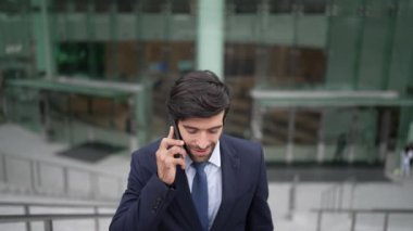 Kafkasyalı yetenekli bir proje yöneticisi. Bulanık geçmişiyle şehirde yürürken telefonla konuşuyor. Akıllı telefon kullanan yetenekli bir işadamı bulanık geçmişi olan bir proje yöneticisiyle konuşuyor. Sevinçli..