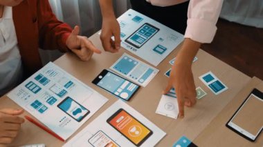 Mobil uygulama ya da web sitesi için kullanıcı arayüzü prototipi planlayan şirket çalışanlarının panorama videosu. UX UI tasarım beyin fırtınası kullanıcı dostu arayüz planı tasarlıyor. Sinerjik