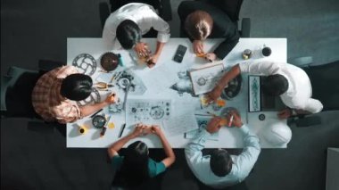 Akıllı mühendis ekibinin günlük giysiler içinde metal teçhizatlı, hesap makineli, yapışkan notlu türbin motor yapısından bahsetmesi zaman kaybı. Bir grup teknisyen toplantıda not alıyor. Hizalama.