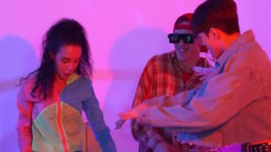 Break dansçı takımının modern stüdyoda pembe ışıkla dans etmesini kapatın. Çok kültürlü insanlar moda kıyafetleri giyerek hip hop müziğine geçiyorlar. Çılgın, komik bir ruh hali. Mutluluk.