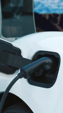 Elektro jeneratör sürücüsüyle enerji sürdürülebilir araba gücü, şarj istasyonunda şarj edilen batarya, ilerici seyahat konsepti için dağ zeminine sahip. Temiz ortamın sembolü olarak doğadaki EV otomobil.