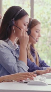 Müşteri destek ajanı ya da kulaklıklı çağrı merkezi telefon görüşmesinde müşteriyi desteklerken masaüstü bilgisayarında çalışır. Operatör hizmeti iş temsili kavramı.