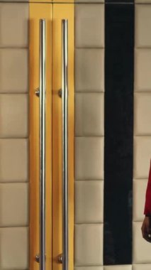 Çalışan, filmi izlemeye gitmeden önce müşterinin verdiği sinema biletini kontrol etmek için ayakta duruyor..