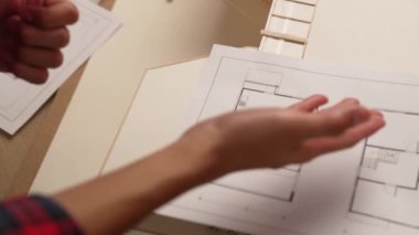 Müşteri denetimi ile yavaş çekim iç mimar taslağı hazırlamak ve ev dekorasyonunu müşteri talebine göre düzenlemek. Mimari müşteri hizmetleri. Filizlenen