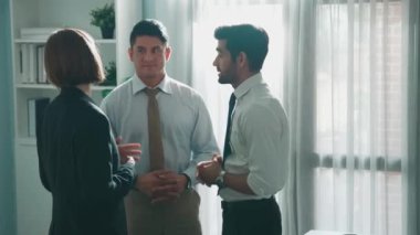 Profesyonel mühendis ekibi gündelik giysiler içinde metal teçhizatlı, hesap makineli, yapışkan notlu türbin motor yapısından bahsediyor. Durup toplantıya katılan bir grup teknisyen. Hizalama.