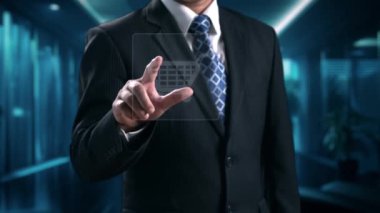 İş adamı çok kanallı stratejileri entegre ediyor, çevrimiçi alışveriş ve pazarlama erişimini artırıyor. Birbirine bağlı marka deneyimleri yaratmak için çok kanallı pazarlamanın gücünü keşfedin. Kullanıcı Kimliği