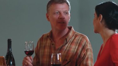 Emeklilik çifti, tatilde diğer aile üyeleriyle birlikte açık hava yemeğinde mutlu bir şekilde iyi haberlerden bahsediyorlar. İletişim eski ve genç nesil arasındaki aile bağını güçlendirir. Uyumsuzluk.