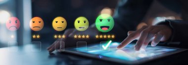 İş adamı müşteri memnuniyet değerlendirmesi verilerini analiz eder ve hizmet kalitesini artırmaya çalışır. Müşteri memnuniyeti ve sadakatini arttırmak için koz değerlendirmeleri. EIDE