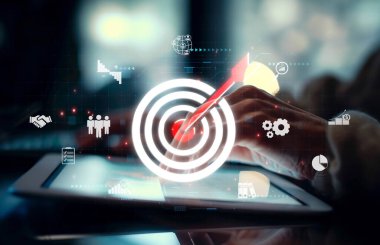 İş adamı müşteri hedef gruplarını belirlemek için verileri analiz eder, pazarlama stratejilerini rafine eder. Her hedef grubun özel ihtiyaçlarını karşılamak için iletiler gönderiliyor. EIDE